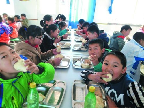 食堂大媽用手抓米粉給學(xué)生,保潔手套衛(wèi)生引爭(zhēng)議,校方 已辭退